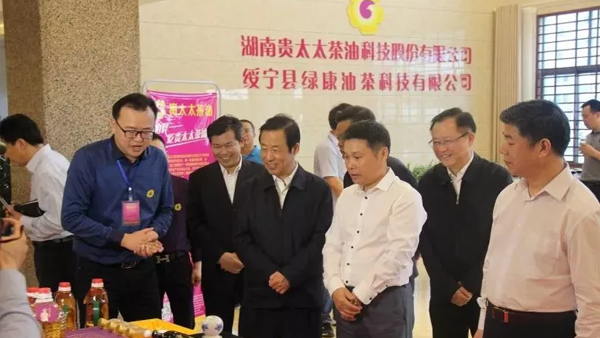 湖南省委副書記、省長許達哲視察貴太太，鼓勵貴太太打造一流茶油品牌，助力產業扶貧